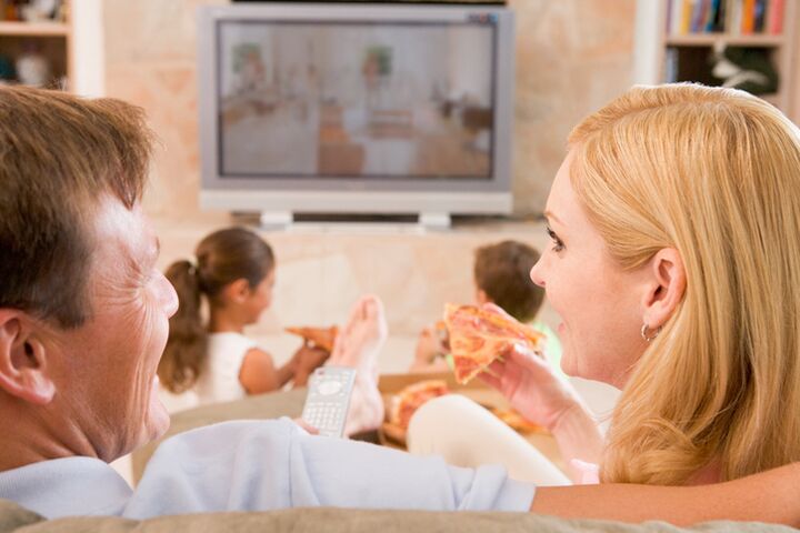 To lose weight effectively, you need to give up eating in front of the TV screen