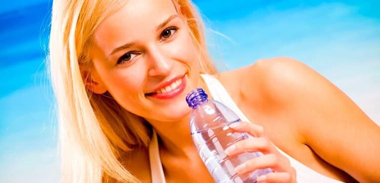 girl drinking water on a drinking diet